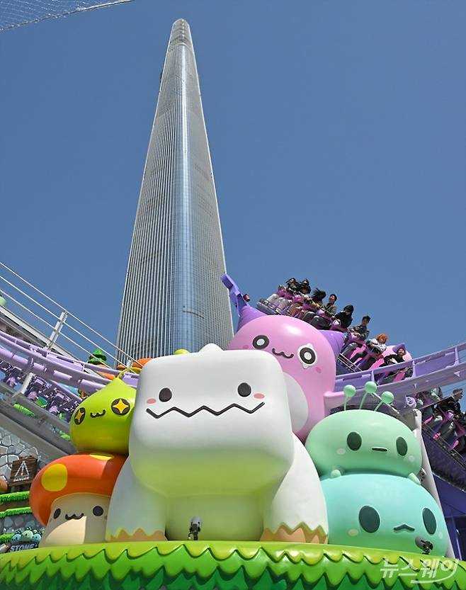 롯데월드 어드벤처가 8일 서울 송파구 롯데월드 어드벤처 매직아일랜드에 온라인 게임 메이플스토리 IP를 접목한 600평 규모의 '메이플 아일랜드 존'을 구성하고 신규 놀이기구 '스톤익스프레스', '아르카나라이드', '에오스타워'와 '핑크빈' 콘셉트로 변신한 '자이로스핀'이 운행되고 있다. 사진=이수길 기자 Leo2004@newsway.co.kr