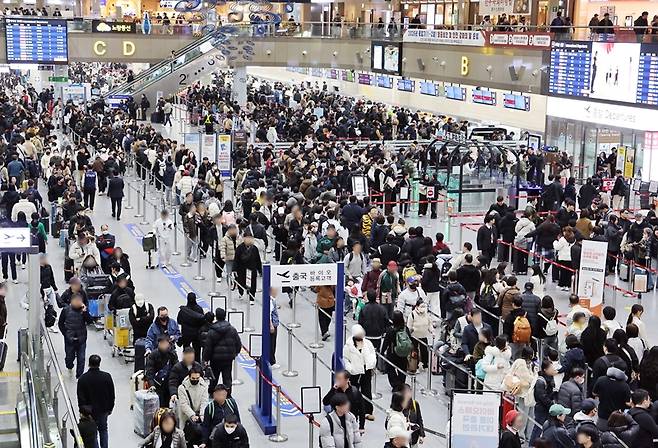 올해 1분기 일본과 중국, 대만 노선 이용객 수가 전년 동기 대비 20% 이상 성장했다. 사진은 올해 2월 설 연휴 기간 김해국제공항에 몰린 여행객 인파. / 뉴시스