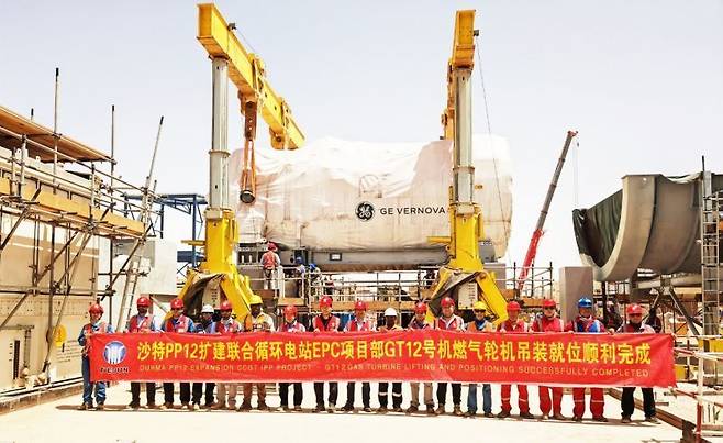 두산에너빌리티와 셉코3는 최근 사우디아라비아 PP12 확장 복합화력발전소 프로젝트에서 첫 번째 가스터빈의 인양과 위치 설정 작업을 완료했다. (사진=셉코3)