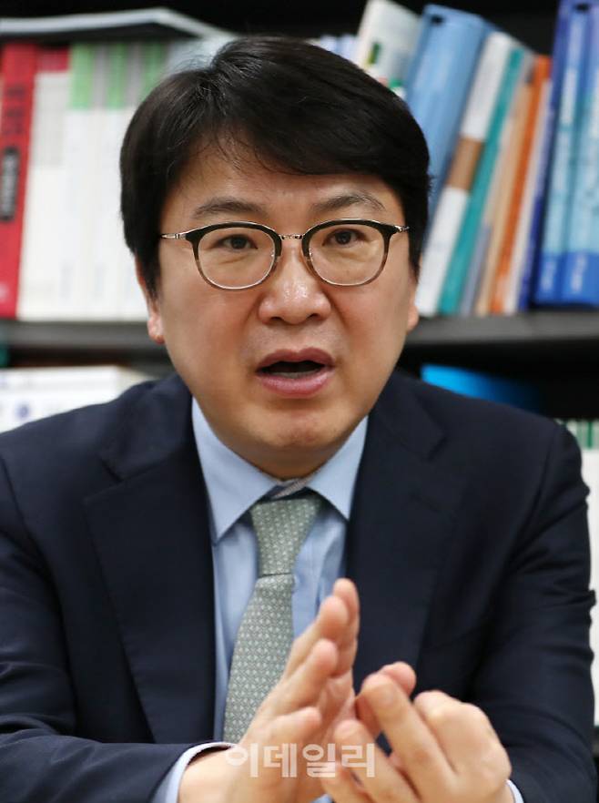 정도진 중앙대 경영학부 교수가 27일 서울 동작구 중앙대 연구실에서 진행한 이데일리와의 인터뷰에서 답변하고 있다. (사진=김태형 기자)