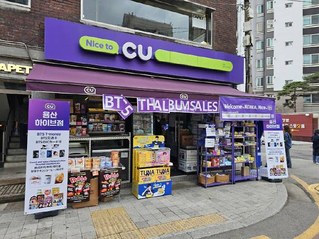 지난 1일 서울 용산구 하이브 사옥 인근 편의점에 BTS 현수막이 붙어 있다.(사진=김은경 기자)