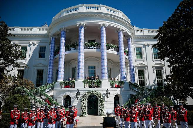 도널드 트럼프 미국 대통령과 멜라니아 트럼프 여사, 이스터 버니가 지난 6일(현지시간) 미국 워싱턴DC 백악관에서 열린 ‘백악관 부활절 에그 롤’ 행사에 참석하고 있다. (사진=로이터)