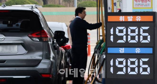 지난 5일 서울 만남의광장 알뜰주유소를 찾은 시민들이 차량에 주유를 하고 있다. (사진=이데일리 방인권 기자)