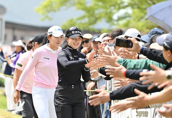 하이프이브 존에서 팬들과 하이파이브를 나누는 고지원.(사진=브리온컴퍼니 제공)