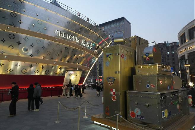 중국 상하이 한복판에 위치한 배 모양의 루이 비통 '더 루이' 플래그십 스토어. (사진=독자 제공)