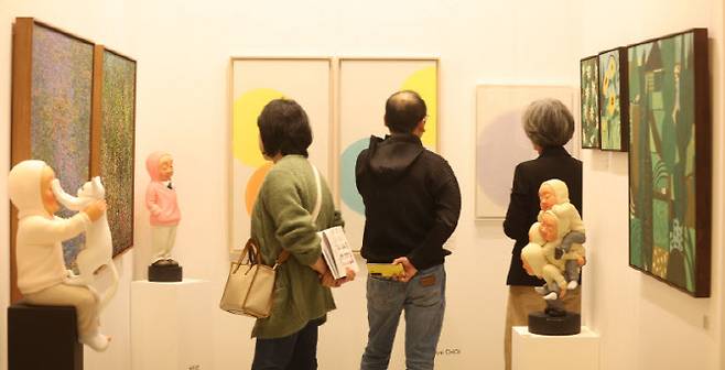 [이데일리 이영훈 기자] 8일 서울 강남구 코엑스에서 열린 2026 화랑미술제에서 관람객들이 작품을 살펴보고 있다.