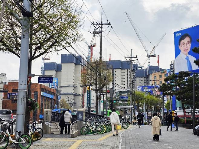 지난 7일 오후 서울 동작구 노량진동 장승배기역 5번출구 뒤로 2028년 1월 입주 예정인 동작센트럴자이 공사 현장이 보이고 있다.(사진=김은경 기자)