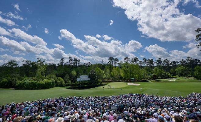 아멘코너인 11번과 12번홀 사이에 설치된 스탠드석에서 관람객이 경기를 지켜보고 있다. (사진=ANGC)
