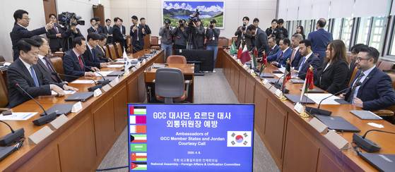 김석기 국회 외교통일위원회 위원장을 비롯한 외통위원들이 8일 국회 외통위에서 걸프협력회의(GCC) 소속 국가 대사들과 요르단 대사 등 중동 지역 7개국 주한 대사들과 면담하고 있다. 〈사진=연합뉴스〉