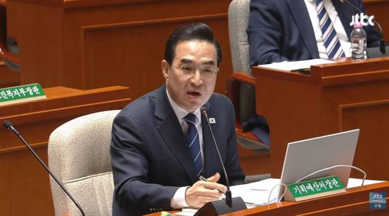 오늘(8일) 오전, 국회 예결위 대정부 종합정책질의에서 발언하는 박홍근 기획예산처 장관〈사진=JTBC 캡처〉