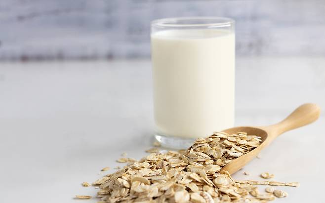 우유와 밀에 포함된 단백질이 장내에서 콜레라균의 활동을 크게 떨어뜨리는 것으로 확인되면서, 식습관 변화만으로도 콜레라 감염 위험을 낮출 가능성이 제기됐다. 사진=게티이미지뱅크