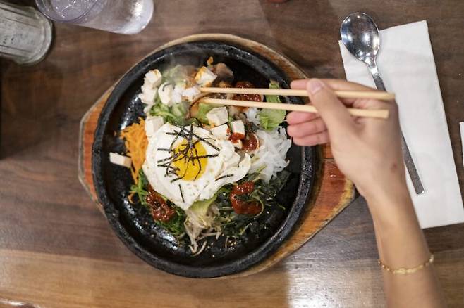 비빔밥처럼 채소와 단백질, 탄수화물을 함께 섭취하는 식사는 음식의 흡수 속도를 완만하게 만드는 데 영향을 줄 수 있다. 사진=게티이미지뱅크