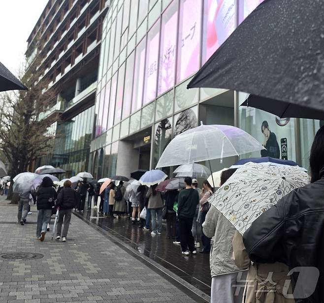지난 4일 찾은 일본 도쿄도 시부야구 진구마에 하라주쿠역 인근 화장품 전문점 '@코스메 도쿄'(@cosme TOKYO)에 입장하기 위해 줄서 있는 고객들. ⓒ 뉴스1 최소망