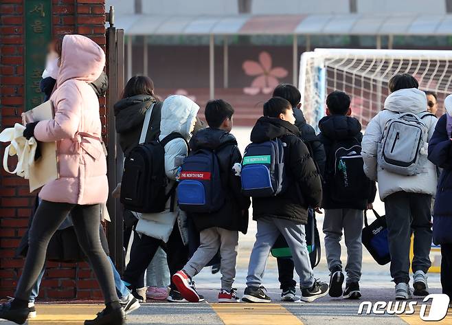서울 시내 한 초등학교에서 학생들이 등교하고 있다.2024.3.4 ⓒ 뉴스1 김진환 기자