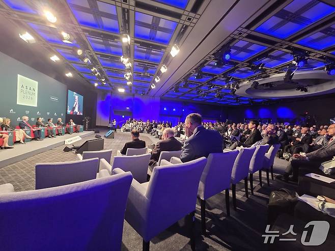 프레드 플라이츠 미국우선주의정책연구소(AFPI) 부소장, 김성한 전 국가안보실장, 나카타니 겐 전 일본 방위상이 8일 서울 용산구 그랜드 하얏트 서울에서 열린 '아산 플래넘 2026' 플래너리 세션1에서 발언하고 있다. 2026.04.08. (정윤영 기자)