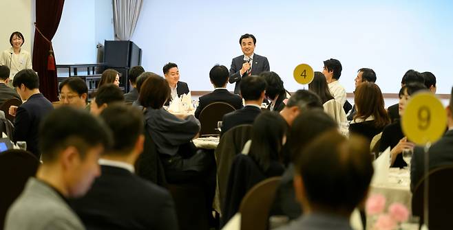 안규백 국방부 장관이 7일 서울 용산구 국방컨벤션에서 국방부 출입기자단과 간담회를 진행하고 있다.(국방부 제공)