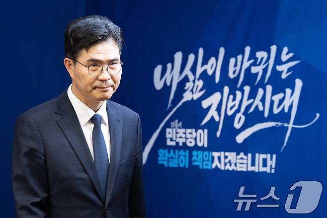 이원택 더불어민주당 전북특별자치도지사 예비후보가 지난 7일 서울 여의도 중앙당사에서 열린 본경선 합동연설회에서 기념 촬영 후 자리로 이동하고 있다. 2026.4.7 ⓒ 뉴스1 유승관 기자