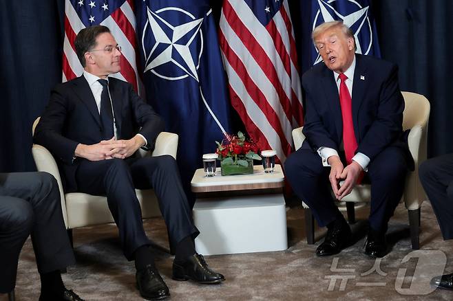 도널드 트럼프 미국 대통령이 스위스 다보스에서 열린 세계경제포럼(WEF)에서 마르크 뤼터 북대서양조약기구(나토·NATO) 사무총장과 양자 회담을 가졌다. 2026.01.21. ⓒ 로이터=뉴스1