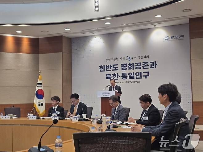 8일 서울 서초구 서울지방조달청에서 열린 '통일연구원 개원 35주년 학술회의'에서 축사하는 김남중 통일부 차관.