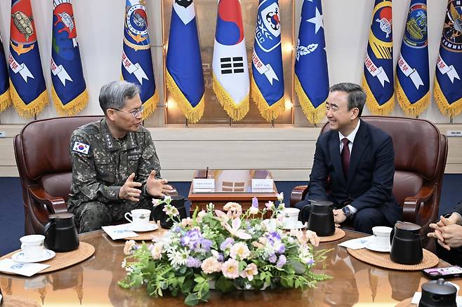 임문영 국가AI전략위 부위원장(오른쪽)과 곽광섭 해군작전사령관 직무대리(중장)가 8일 해군·해병대 AX거점(부산) 활성화를 위한 간담회에서 논의하고 있다. (국가AI전략위 제공)