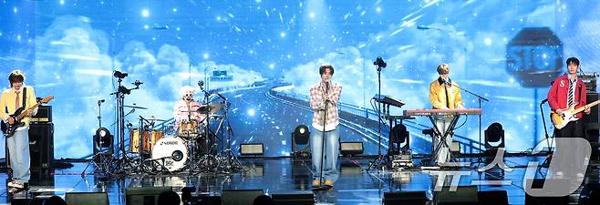 밴드 하츠웨이브(hrtz.wav)가 8일 서울 마포구 문화비축기지에서 열린 첫 번째 미니앨범 ‘The First Wave(더 퍼스트 웨이브)’ 발매 쇼케이스에서 타이틀곡 ‘NINETEEN(나인틴)’을 선보이고 있다. 2026.4.8 ⓒ 뉴스1 권현진 기자