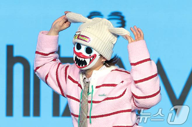 밴드 하츠웨이브(hrtz.wav) 하기와가 8일 서울 마포구 문화비축기지에서 열린 첫 번째 미니앨범 ‘The First Wave(더 퍼스트 웨이브)’ 발매 쇼케이스에서 포즈를 취하고 있다. 2026.4.8 ⓒ 뉴스1 권현진 기자
