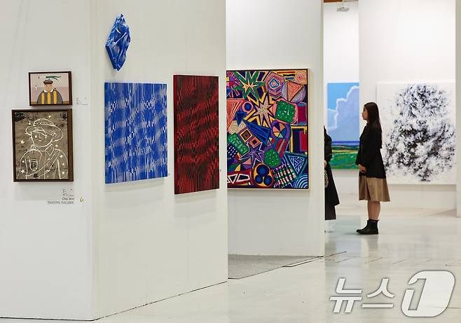 8일 서울 강남구 코엑스에서 열린 2026 화랑미술제에서 관람객들이 작품을 살펴보고 있다. 2026.4.8 ⓒ 뉴스1 김도우 기자
