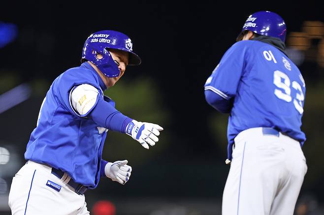 삼성 라이온즈 최형우가 8일 열린 KIA 타이거즈전에서 4회초 2점홈런을 때린 뒤 그라운드를 돌고 있다. (삼성 제공)