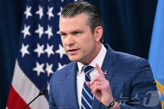 피트 헤그세스 미국 국방장관이 8일(현지시간) 워싱턴DC 인근 미 국방부 청사에서 열린 브리핑에서 발언하고 있다. 헤그세스는 이란과의 2주간 휴전과 관련, "협정 조건에 따라 이란의 핵물질은 모두 제거될 것＂이라고 주장했다. 2026.04.08. ⓒ AFP=뉴스1