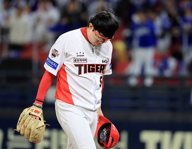 KIA 양현종이 7일 광주-기아 챔피언스 필드에서 열린 2026 KBO리그 정규시즌 삼성전에서 6회초 2사 후 마운드에서 내려오면서 팬들에게 인사하고 있다. 사진 | 광주=연합뉴스