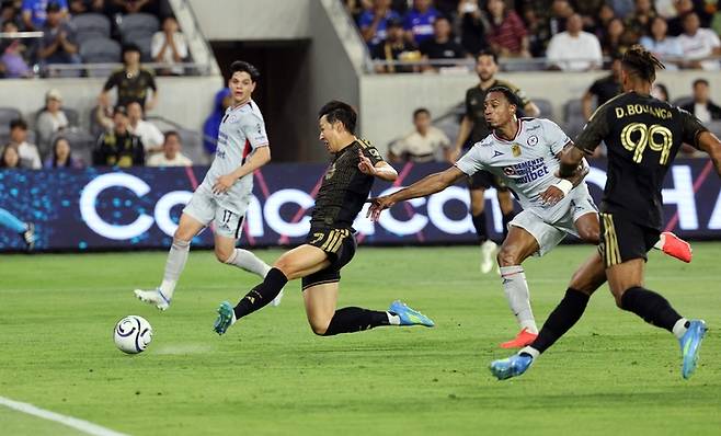 LAFC 손흥민이 8일(한국시간) 미국 LA에 있는 BMO스타디움에서 열린 2026 북중미카리브축구연맹(CONCACAF) 챔피언스컵 8강 1차전 크루즈 아슬(멕시코)과 홈경기에서 전반 선제골을 터뜨리고 있다. 사진 | LA=AFP연합뉴스