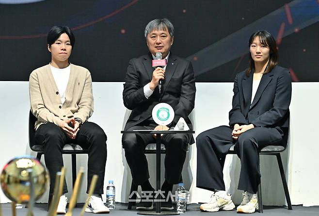 하나은행 이상범 감독(가운데)이 6일 서울 용산구 서울드래곤시티 그랜드볼룸에서 열린 BNK금융 2025-2026 여자프로농구 포스트시즌 미디어데이 행사에서 진안(왼쪽), 정예림과 함께 사회자의 질문에 답을 하고 있다. 박진업 기자 upandup@sportsseoul.com