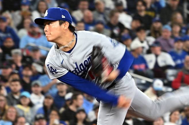 LA 다저스 야마모토 요시노부가 8일(한국시간) 캐나다 온타리오주 토론토 로저스 센터에서 열린 2026 메이저리그(ML) 정규시즌 토론토와 경기에 선발 등판해 역투하고 있다. 사진 | 토론토=Imagn Images 연합뉴스