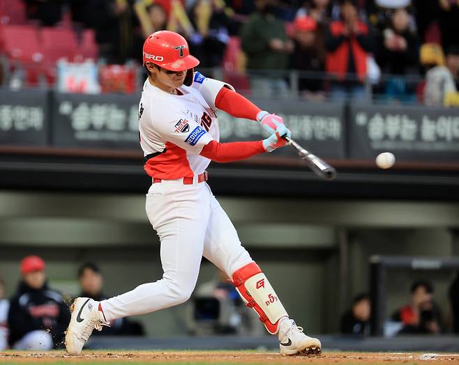KIA 김도영이 7일 광주-기아 챔피언스 필드에서 열린 2026 KBO리그 정규시즌 삼성전에서 1회말 2루타를 터뜨리고 있다. 사진 | 광주=연합뉴스