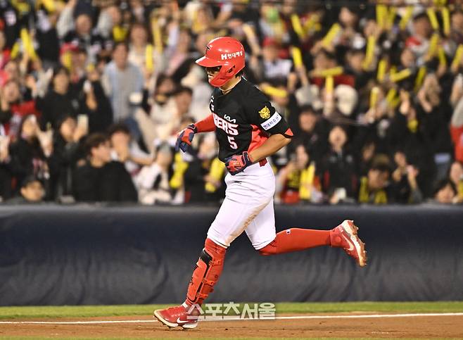 KIA 김도영이 31일 잠실구장에서 열린 2026 KBO리그 LG와의 경기 2회초 2사 2루 상황에서 LG 선발 톨허스트를 상대로 2점 홈런을 치고 베이스를 돌고 있다.  2026. 3. 31.  잠실 | 박진업 기자 upandup@sportsseoul.com