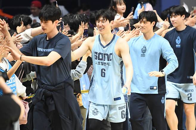 소노 이정현이 고양 소노 아레나에서 열린 2025~2026 LG전자 프로농구 6라운드 정관장전 승리 후 팬들과 하이파이브를 하고 있다. 사진 | KBL