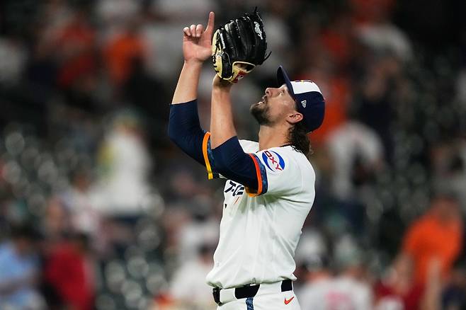 Houston Astros pitcher Ryan Weiss celebrates after winning a baseball game against the Boston Red Sox in Houston, Monday, March 30, 2026. AP연합뉴스