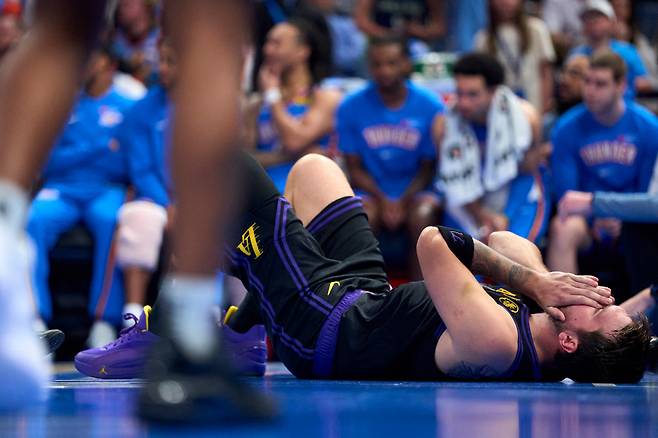 OKLAHOMA CITY, OKLAHOMA - APRIL 02: Luka Doncic #77 of the Los Angeles Lakers reacts from the floor after a play during the second half against the Oklahoma City Thunder at the Paycom Center on April 2, 2026 in Oklahoma City, Oklahoma. NOTE TO USER: User expressly acknowledges and agrees that, by downloading and or using this photograph, User is consenting to the terms and conditions of the Getty Images License Agreement.   Cooper Neill/Getty Images/AFP (Photo by Cooper Neill / GETTY IMAGES NORTH AMERICA / Getty Images via AFP)







<저작권자(c) 연합뉴스, 무단 전재-재배포, AI 학습 및 활용 금지>