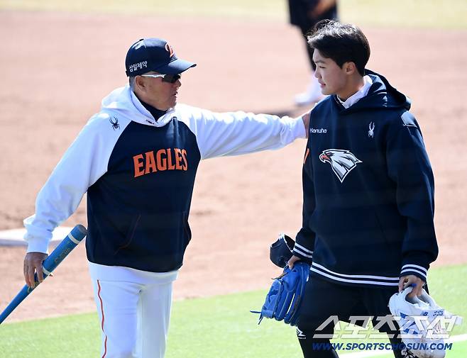 20일 대전한화생명볼파크에서 열린 KIA와 한화의 시범경기, 한화 김경문 감독이 정우주를 격려하고 있다. 대전=허상욱 기자wook@sportschosun.com/2026.03.20/