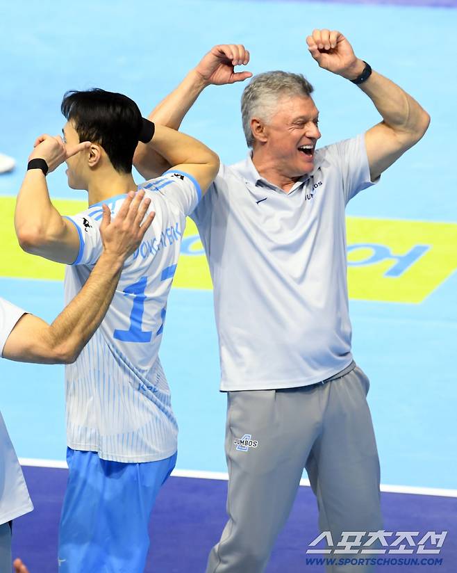 2일 인천 계양체육관에서 열린 V리그 남자부 챔피언결정전 대한항공과 현대캐피탈의 경기. 승리한 헤난 달 조토 감독, 임동혁이 환호하고 있다. 인천=박재만 기자 pjm@sportschosun.com/2026.04.02/