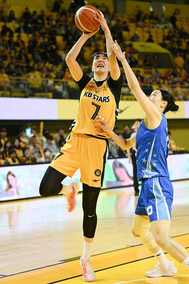 KB스타즈 박지수가 8일 청주체육관에서 열린 우리은행과의 플레이오프 1차전에서 우리은행 박혜미의 수비를 제치고 골밑슛을 시도하고 있다. 사진제공=WKBL