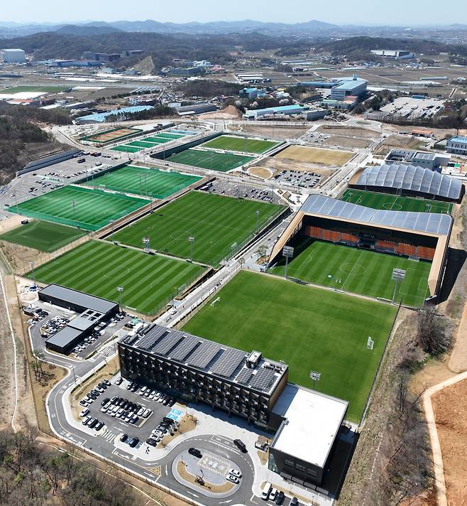 코리아풋볼파크 공식 개관

    (천안=연합뉴스) 류영석 기자 = 7일 공식 개관한 충남 천안 코리아풋볼파크 전경 모습. 2026.4.7