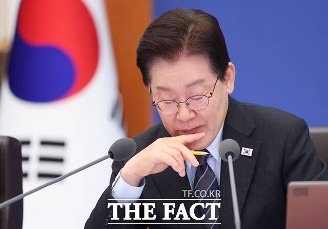 이재명 대통령이 지난 6일 청와대에서 열린 국무회의 겸 비상경제점검회의에서 중동전쟁 관련 비상국정운영 및 대응현황 자료를 살펴보고 있다. /뉴시스