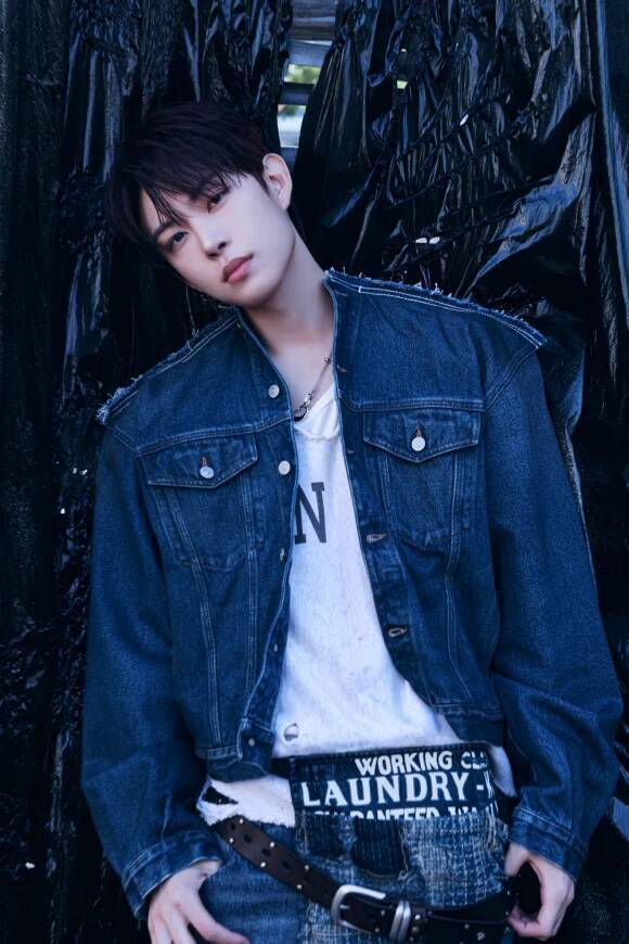 최근 부적절한 발언을 해 논란이 된 보이그룹 알파드라이브원 멤버 김건우가 자숙의 시간을 갖는다. /웨이크원