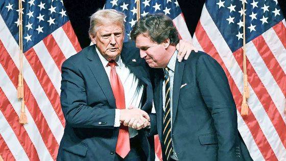2024년 도널드 트럼프 미국 대통령과 악수하는 미 보수 인플루언서 터커 칼슨. AFP 연합뉴스