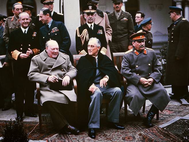 1945년 2월 9일 얄타 회담장에 나란히 앉은 처칠(앞줄 왼쪽부터) 영국 총리, 루스벨트 미국 대통령, 스탈린 소련 공산당 서기장. /영국 국립공문서관