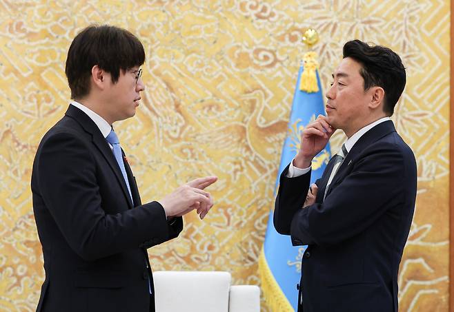 강훈식 비서실장과 하정우 AI미래기획수석이 15일 청와대 본관에서 열린 이재명 대통령과 아랍에미리트(UAE)의 칼둔 칼리파 알 무바라크 아부다비행정청장 접견에 앞서 대화를 나누고 있다. /뉴시스