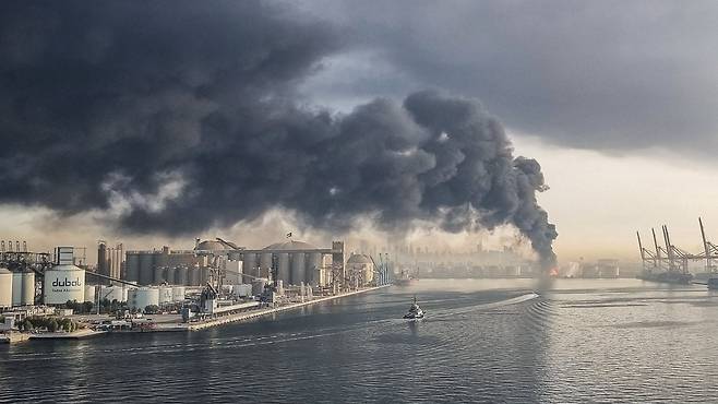 지난달 1일 호르무즈해협에 미사일 불발탄으로 추정되는 물체가 떨어져 검은 연기가 솟구치고 있다. 양측 공방이 격렬했던 전쟁 초기 이런 장면을 본 선원들 중 적지 않은 이가 트라우마를 호소하고 있다고 한다. /HMM해원연합노조