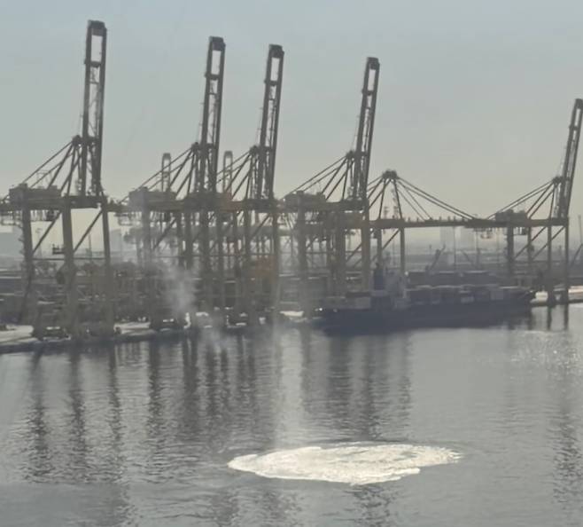 호르무즈 해협에 체류중인 선박 옆으로 떨어진 불발탄. /HMM해원연합노조