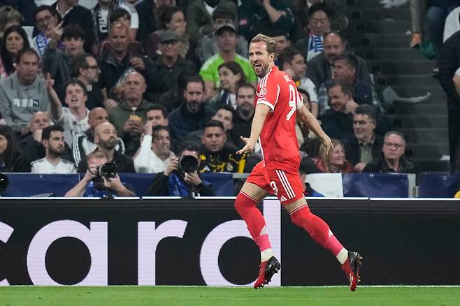 <YONHAP PHOTO-2562> Bayern's Harry Kane celebrates after scoring his side's second goal during the Champions League quarterfinal first leg soccer match between Real Madrid and Bayern Munich in Madrid, Spain, Tuesday, April 7, 2026. (AP Photo/Bernat Armangue)/2026-04-08 06:45:26/<저작권자 ⓒ 1980-2026 ㈜연합뉴스. 무단 전재 재배포 금지, AI 학습 및 활용 금지>